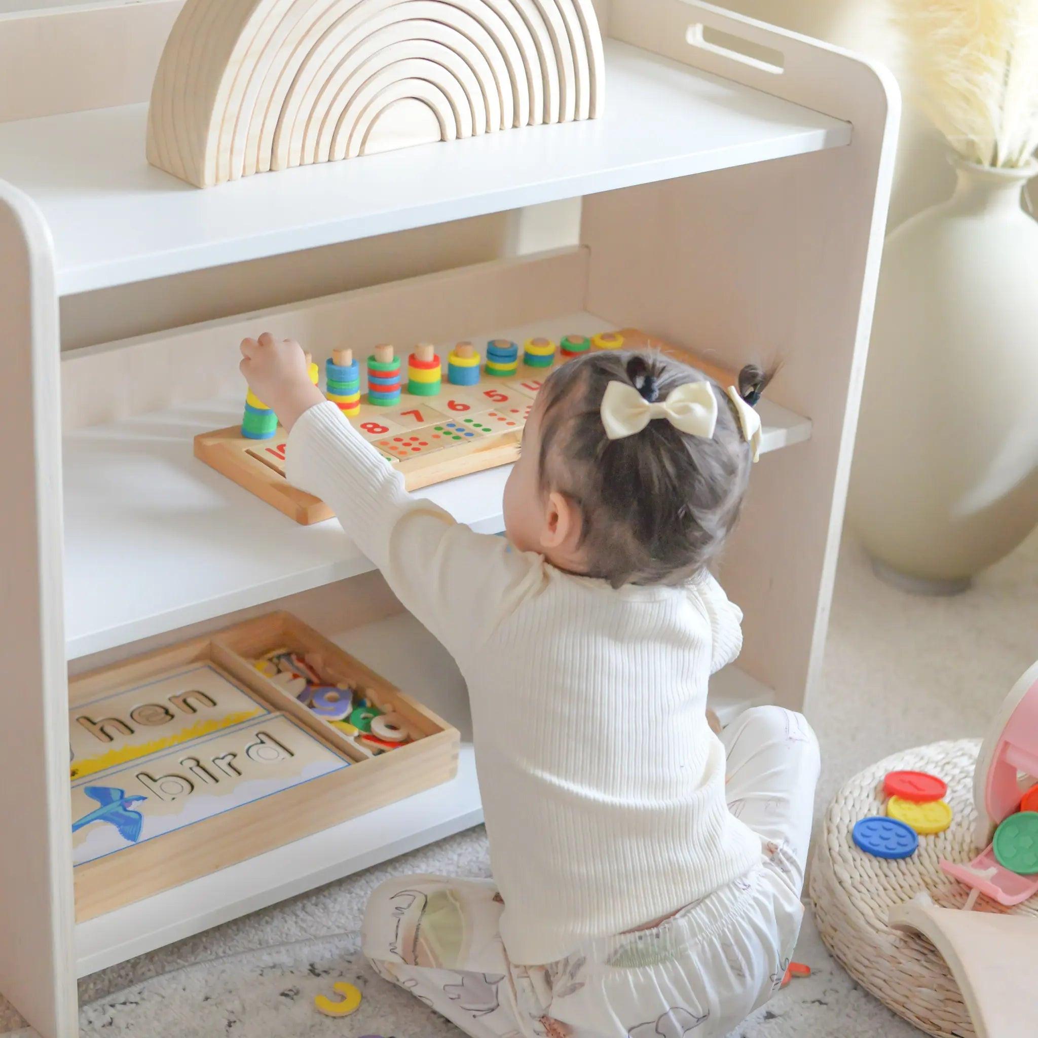 BANANA - Montessori Shelf with Borders.