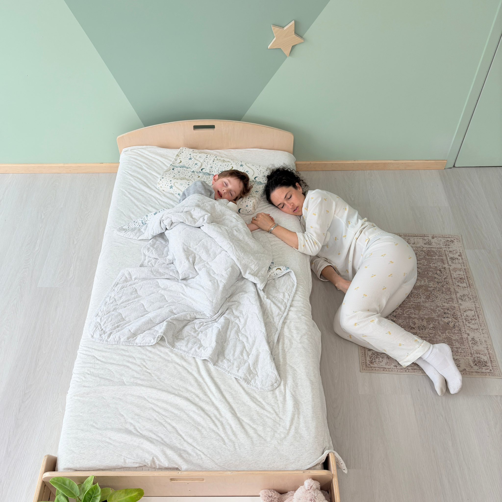 CHERRY TWIN - Montessori Floor Bed with Shelves